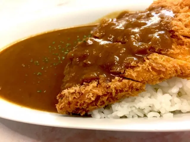 Ein dunkles, kräftiges Curry mit knusprigem Katsu-Schnitzel.
