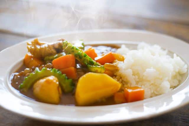 Vegetarisches Curry mit Bittermelone – typisch japanisch.