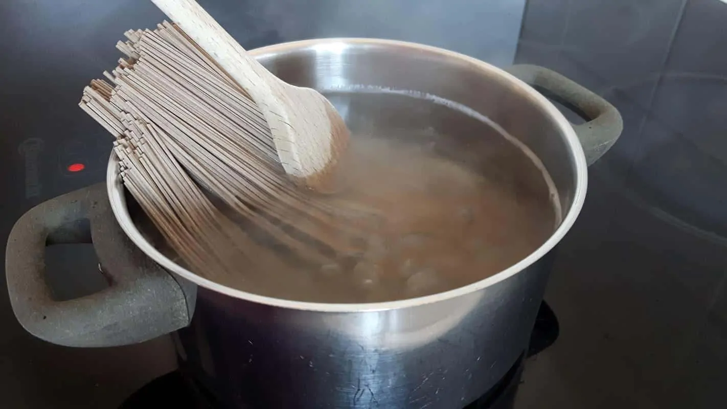 Soba-Nudelsalat Schritt 2 Nudeln kochen