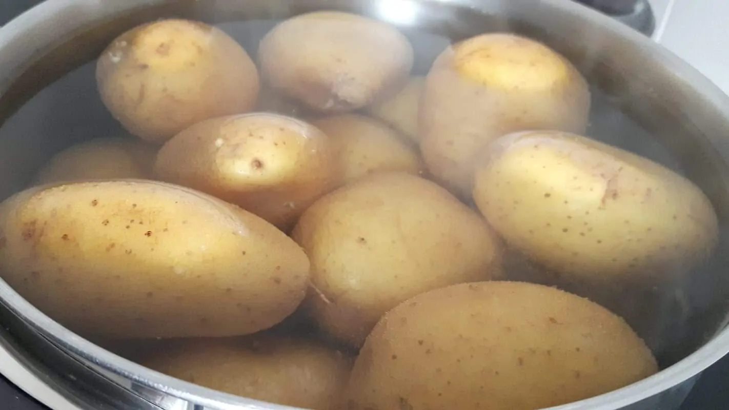 Kartoffeln mit süßem Soja-Butterdressing Schritt 2 Kartoffeln kochen.