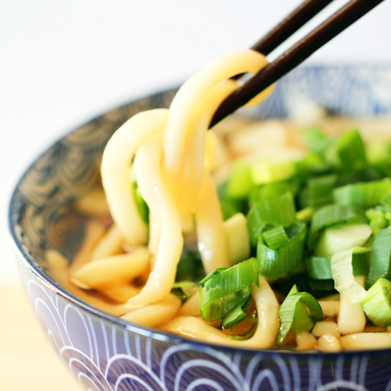 Udon Nudeln mit Stäbchen