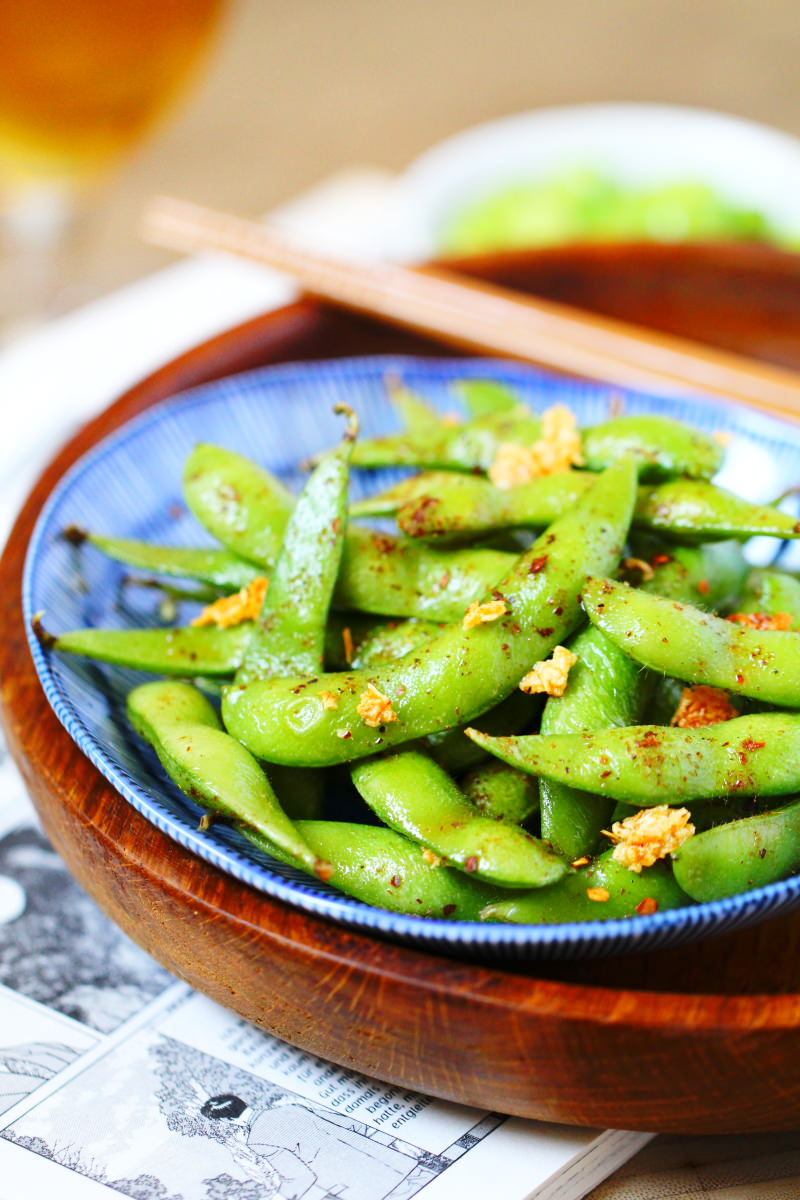 Edamame mit Chiliöl und Knoblauchflocken Rezeptbild