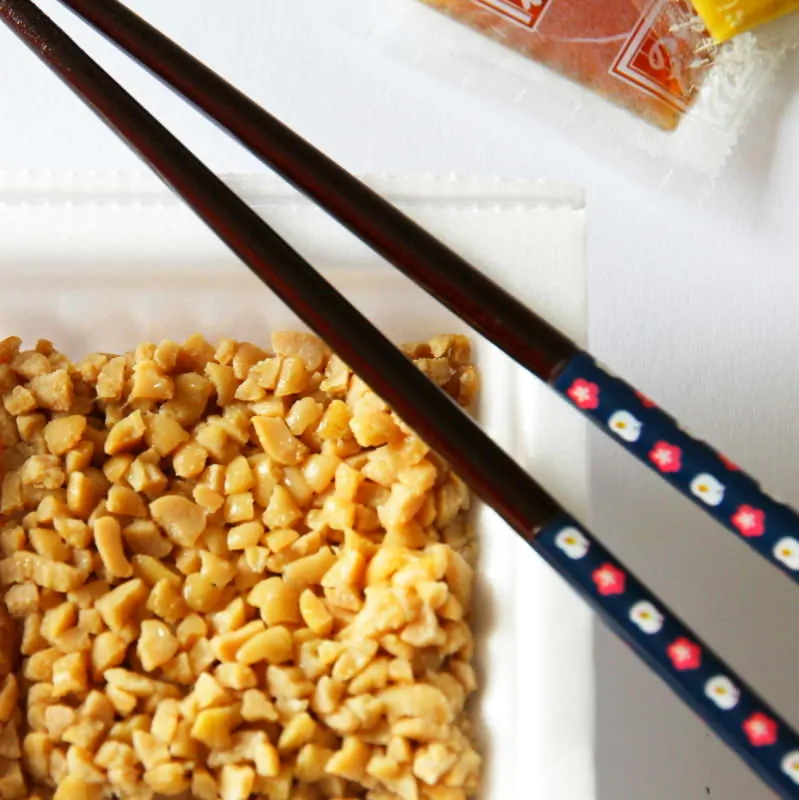 Natto in Verpackung mit Stäbchen