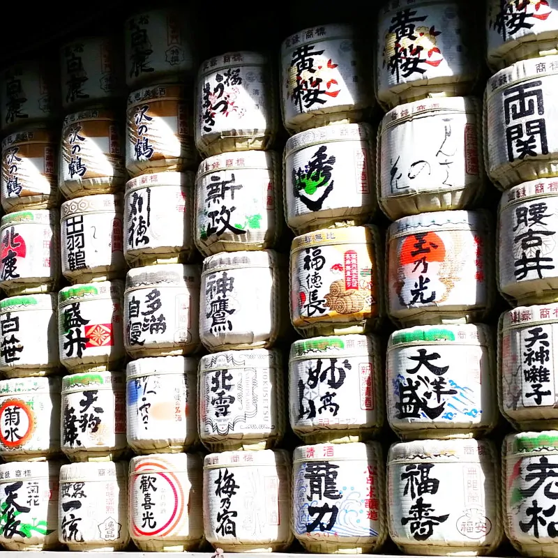 Zu sehen sind viele Sake Fässer mit aufwendiger VErzierung im Meiji Park, Tokyo.