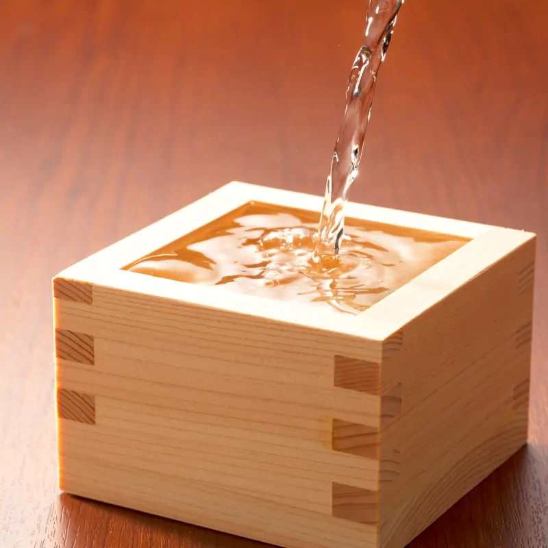 Zu sehen ist ein traditioneller Sake Becher aus Holz, auch als Masu bekannt.