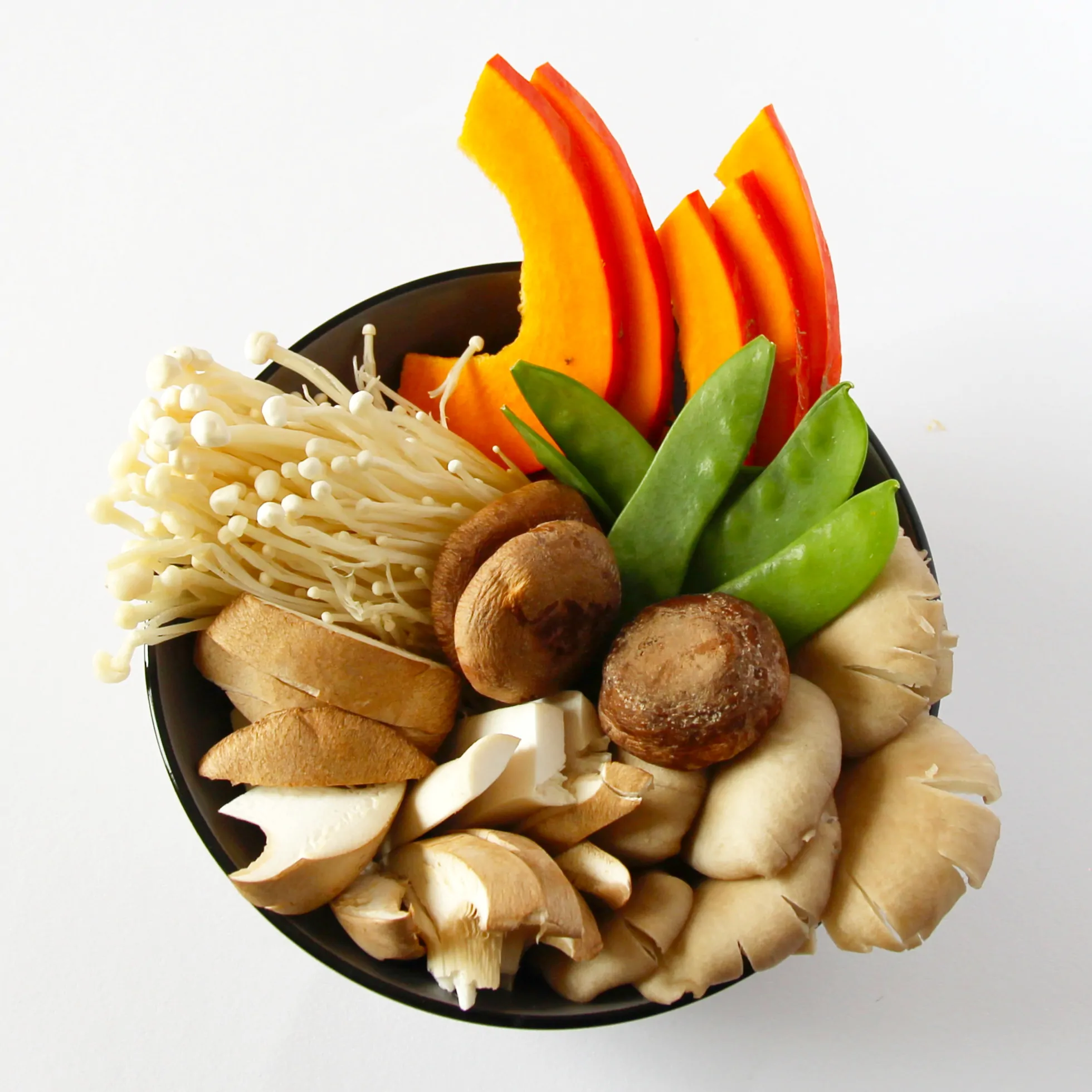 Pilze und Gemüse für den japanischen Tischgrill.