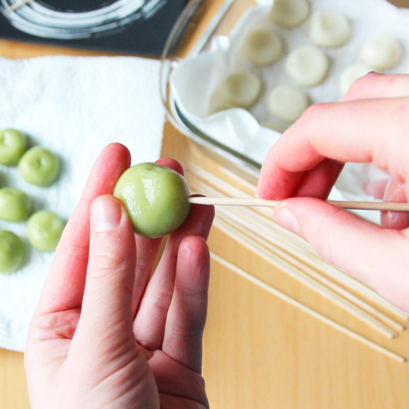 Hanami Dango Schritt 7 Kugeln aufspießen