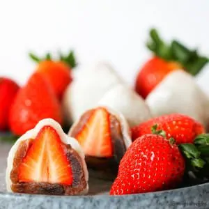 Serviervorschlag Mochi mit Erdbeeren