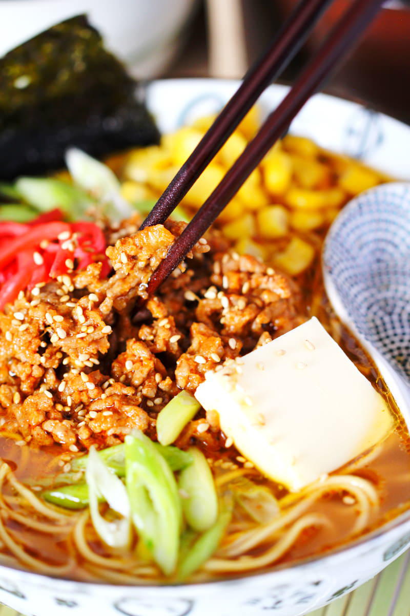 Hokkaido Ramen Detailaufnahme mit Stäbchen