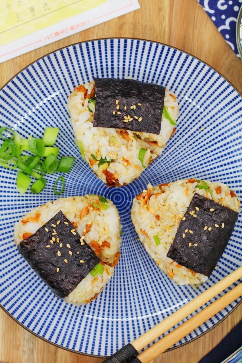 Die besten Onigiri mit Lachs » einfaches REZEPT • 1mal1japan