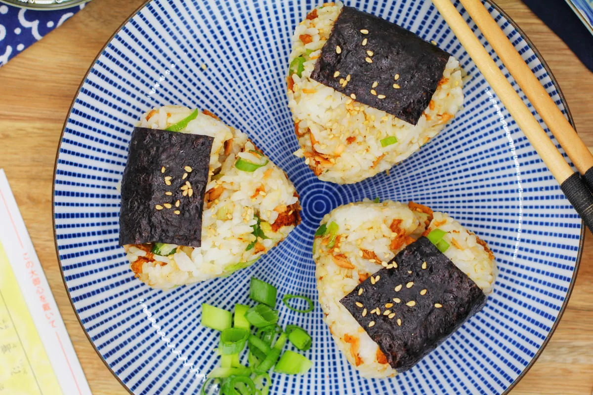 Die besten Onigiri mit Lachs » einfaches REZEPT • 1mal1japan