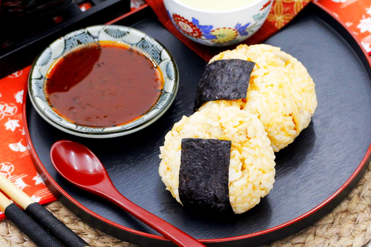 Chicken Teriyaki Onigiri mit Tomaten-Orangen-Marinade » REZEPT